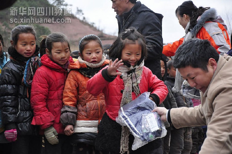 “爱心衣橱”凉山暖冬行 为山区孩子送去2165件冬衣
