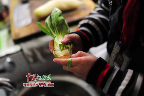 江西“拾荒救父”男童撑起一个家 父亲医疗费有着落