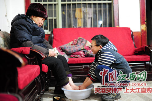 江西“拾荒救父”男童撑起一个家 父亲医疗费有着落