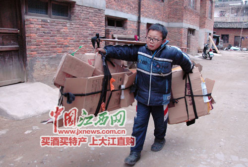 江西“拾荒救父”男童撑起一个家 父亲医疗费有着落