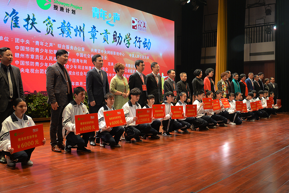 1493387307809091.jpg 4爱心人士代表与贫困学子现场结对子帮扶.JPG