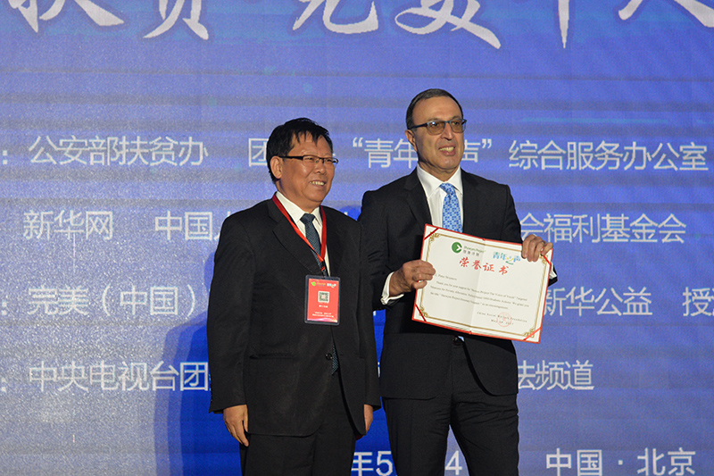 1495733147827063.jpg 中国社会福利基金会理事长戚学森为保加利亚前总统斯托扬诺夫颁发荣誉志愿者证书副本.jpg